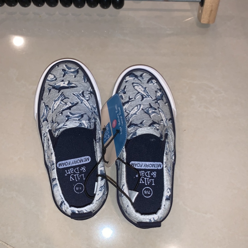 Boys Memory Foam Canvas Shark Shoes 7/8 T NWT